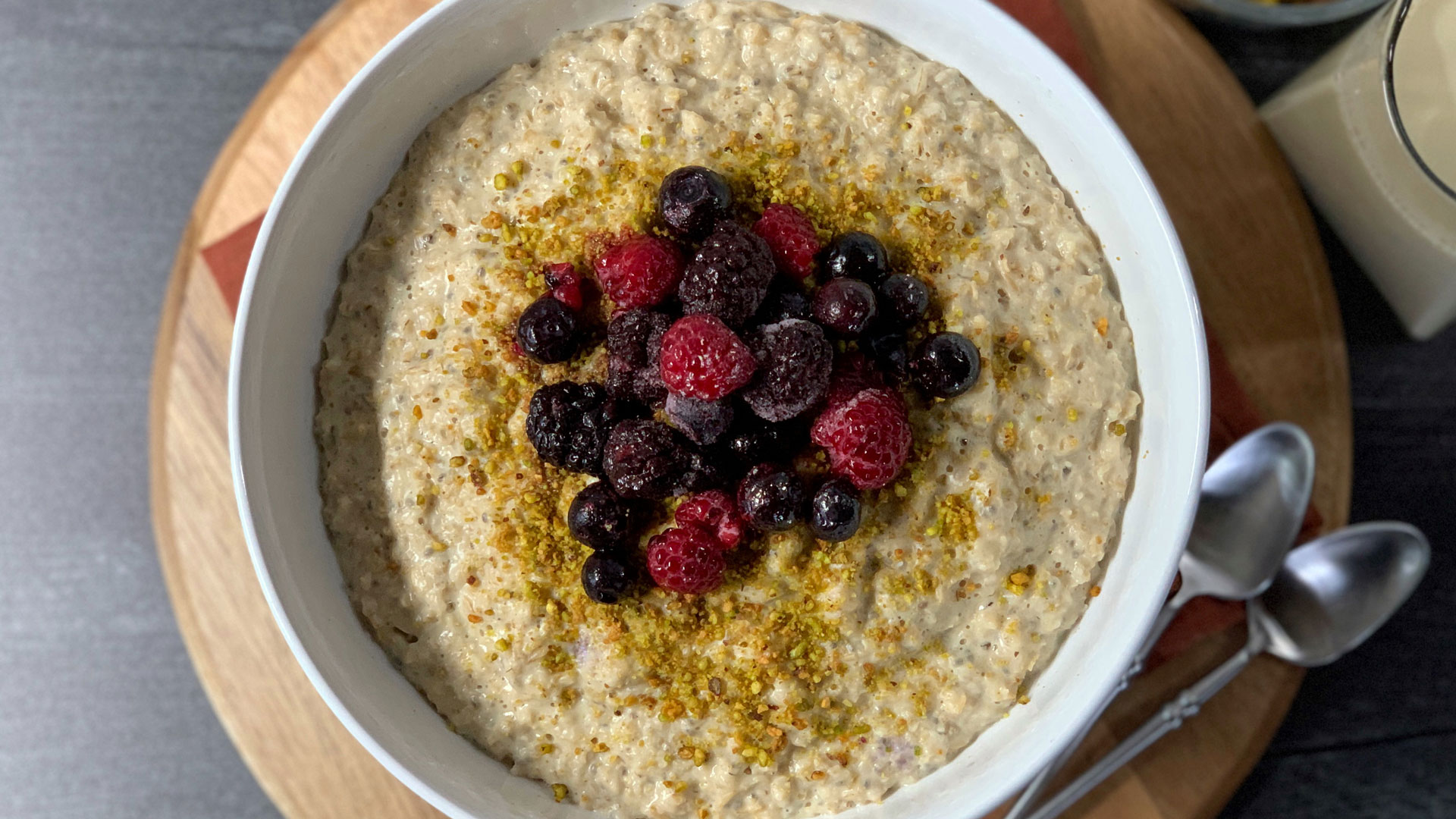 Pistachio, Oat, Chia, Berry Breakfast Porridge 